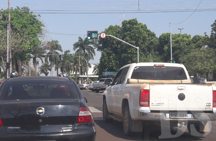Semáforo instalado na Tancredo Neves, no cruzamento com a Rua Antônio Hortolani