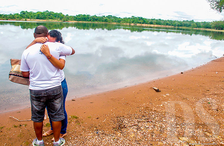 Antônio e Jane Claro se emocionam e se abraçam em frente à lagoa