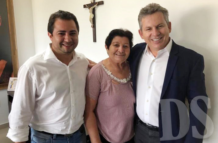 Wener, ao lado de sua mãe e do governador eleito Mauro Mendes