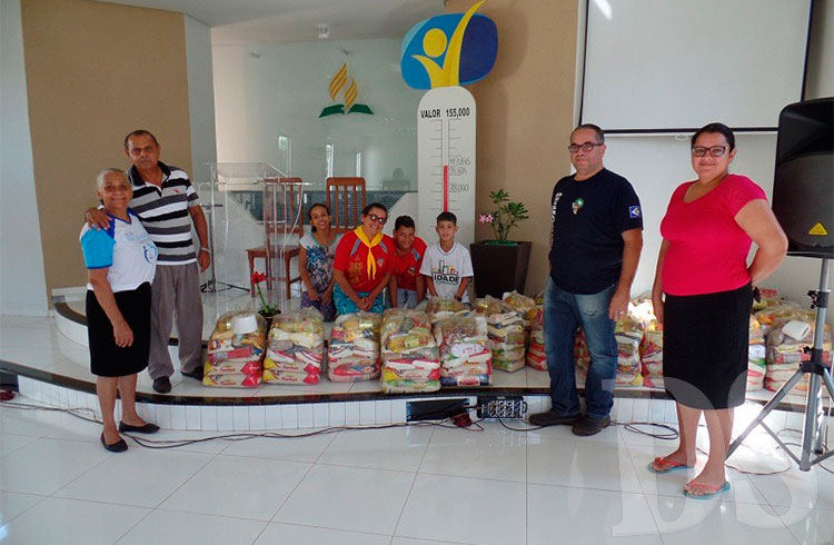 Adventistas preparam cestas para famílias carentes