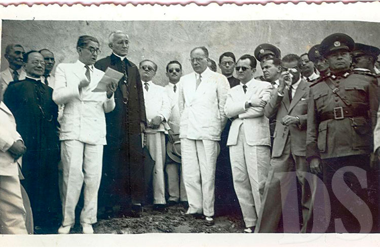 Dom Aquino recebe o interventor federal José Marcelo Moreira, em 1946 (Foto: Secom MT)